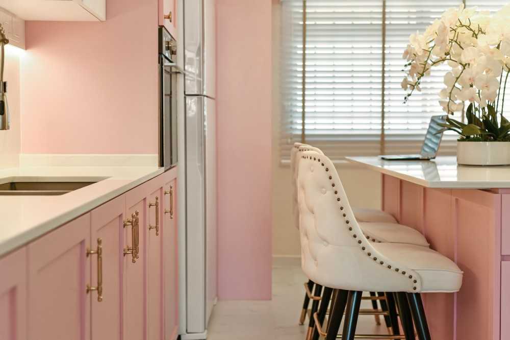 Contemporary Kitchen with Wood Flooring and Kitchen Island