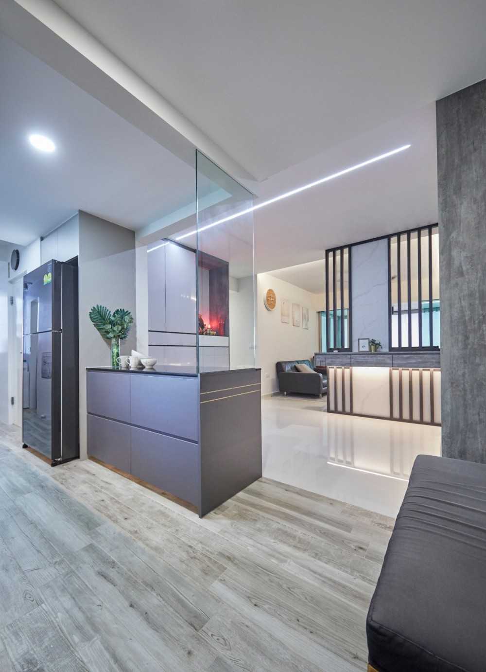 Contemporary Kitchen with Countertop and Wood Flooring
