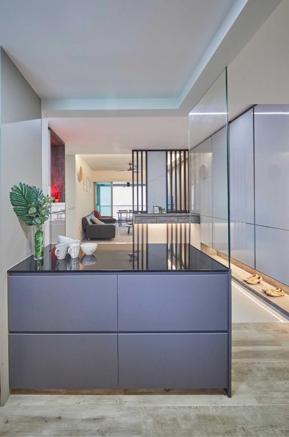 Contemporary Kitchen with Countertop and Wood Flooring
