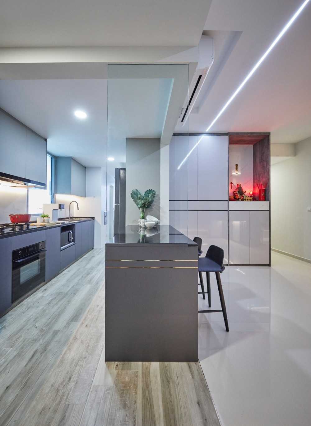 Contemporary Kitchen with Homogeneous Tiles and Kitchen Island