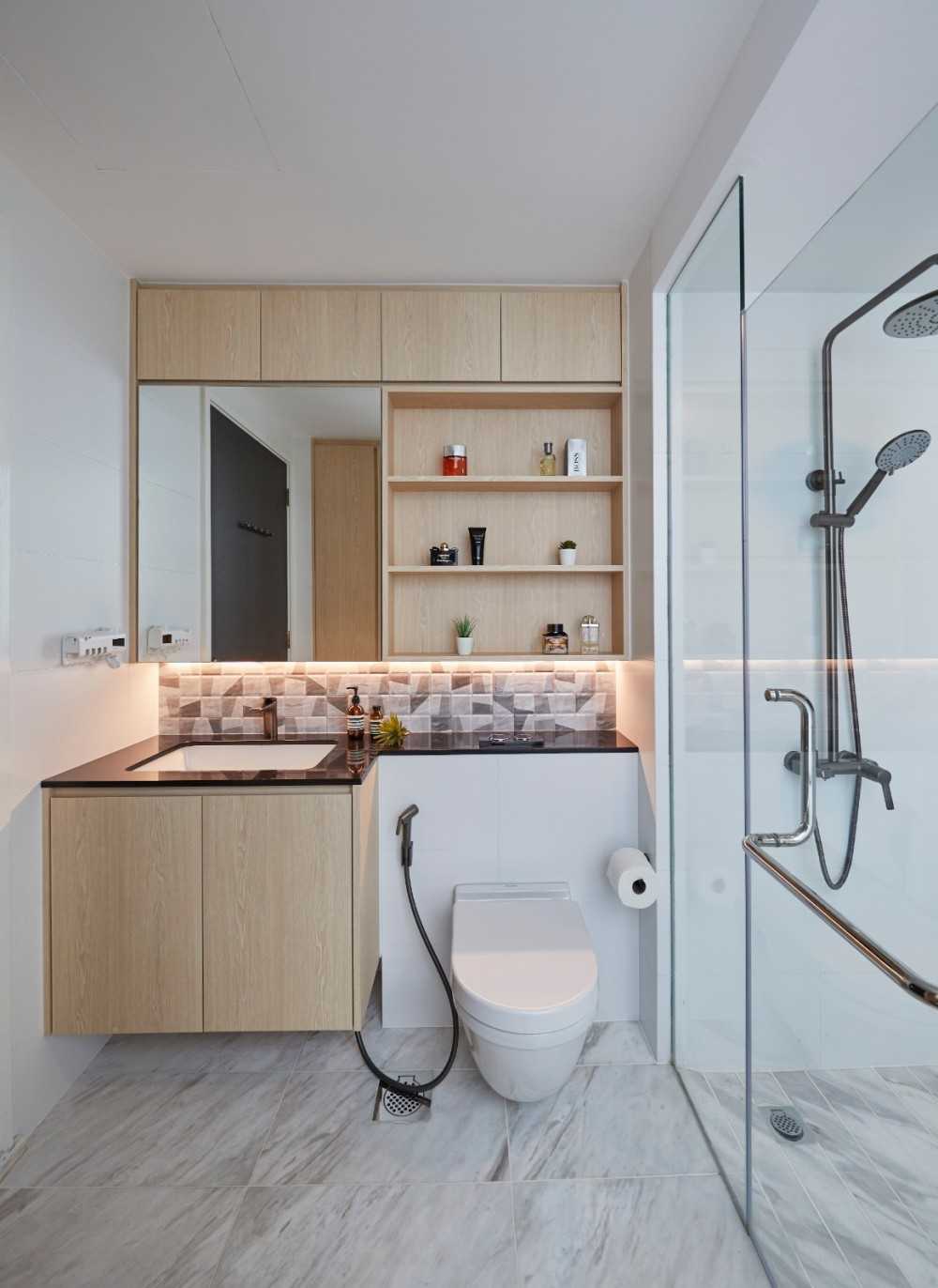 Contemporary Bathroom with Countertop and Marble Floor