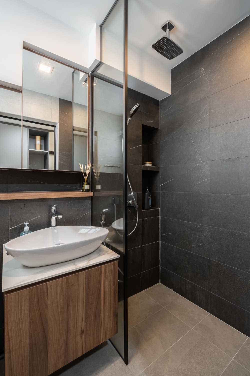 Contemporary Bathroom with Mirror and Bathroom Storage