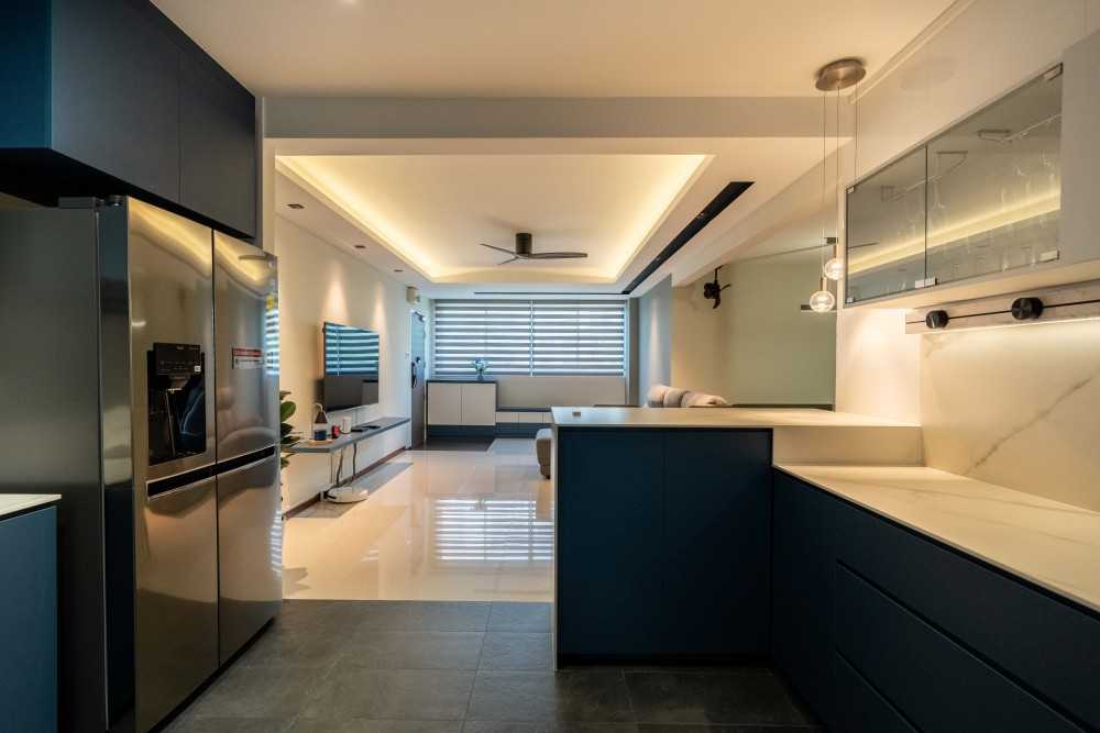 Contemporary Kitchen with Wood Flooring and Kitchen Island