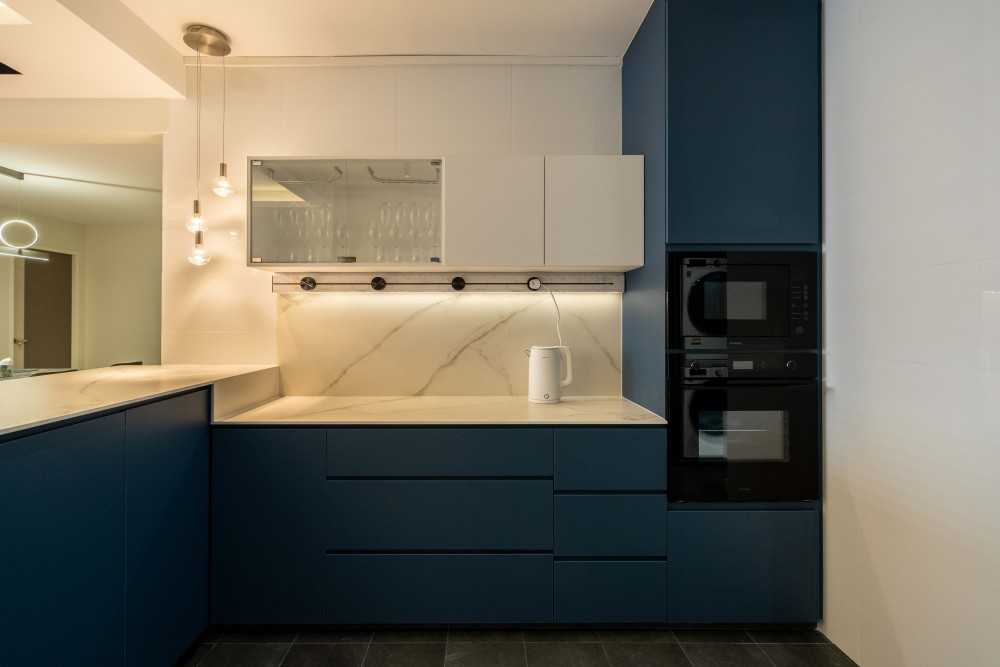 Contemporary Kitchen with Homogeneous Tiles and Kitchen Window