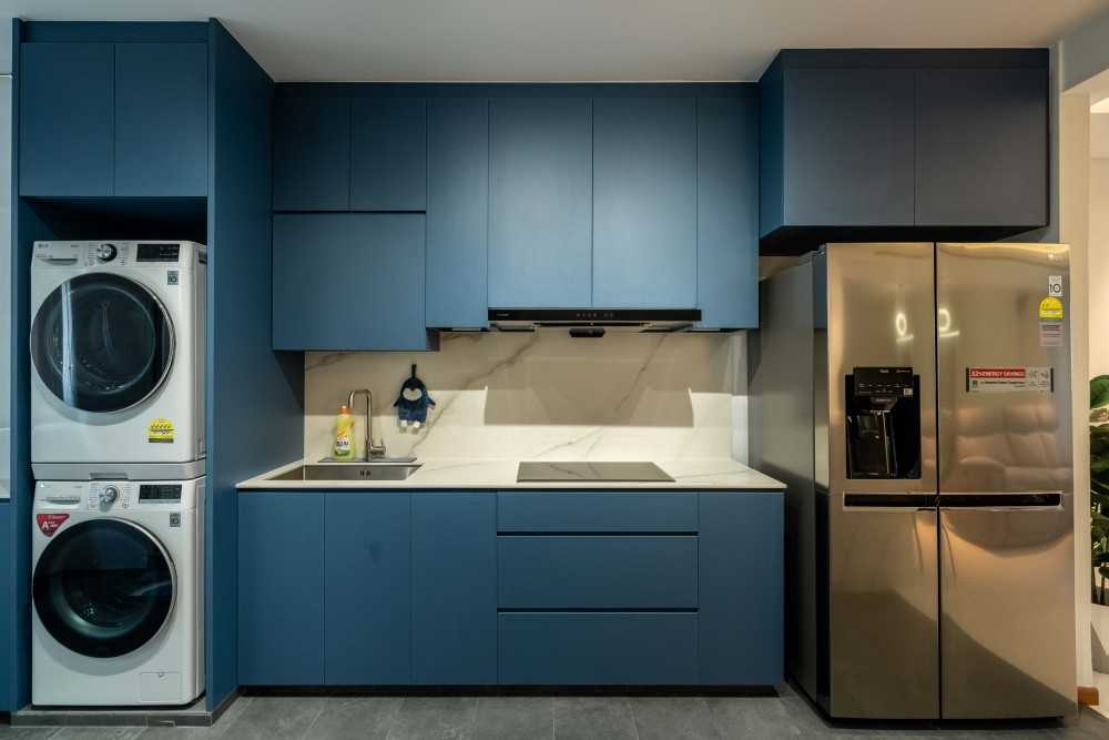Contemporary Kitchen with Kitchen Backsplash and Kitchen Accessories