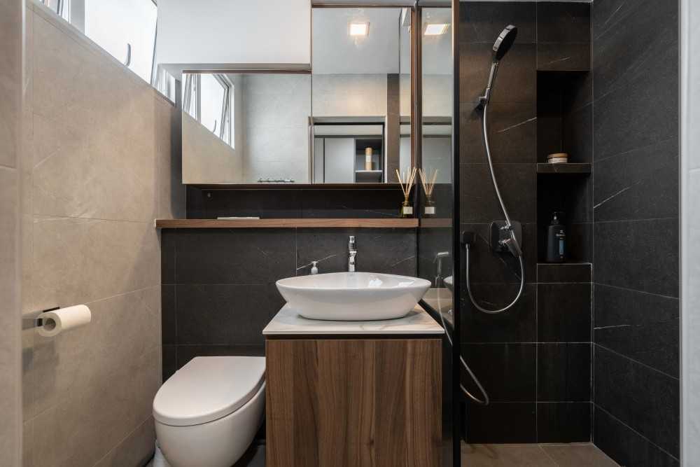 Contemporary Bathroom with Homogeneous Tiles and Bathtub