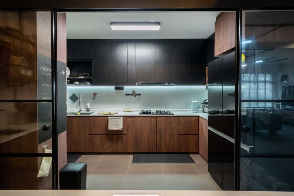 Modern Kitchen with Kitchen Island and Kitchen Backsplash