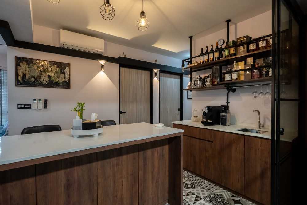 Modern Kitchen with Homogeneous Tiles and Kitchen Island