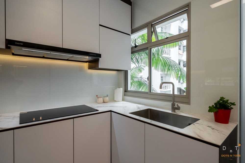 Modern Kitchen with Homogeneous Tiles and Kitchen Backsplash