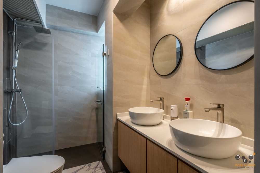 Modern Bathroom with Homogeneous Tiles and Mirror
