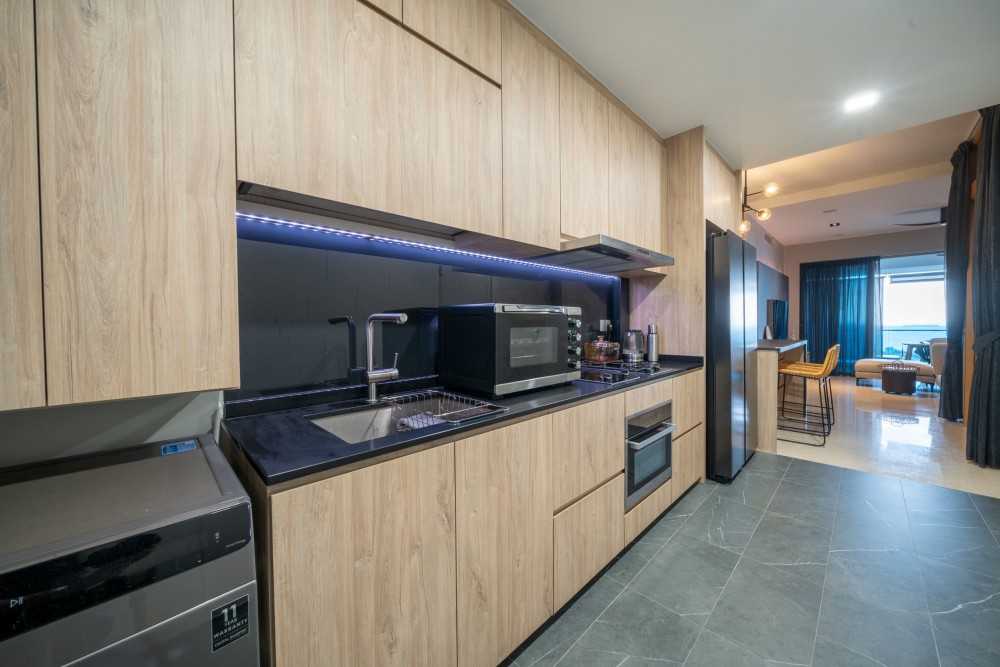 Modern Kitchen with Open Kitchen and Kitchen Backsplash