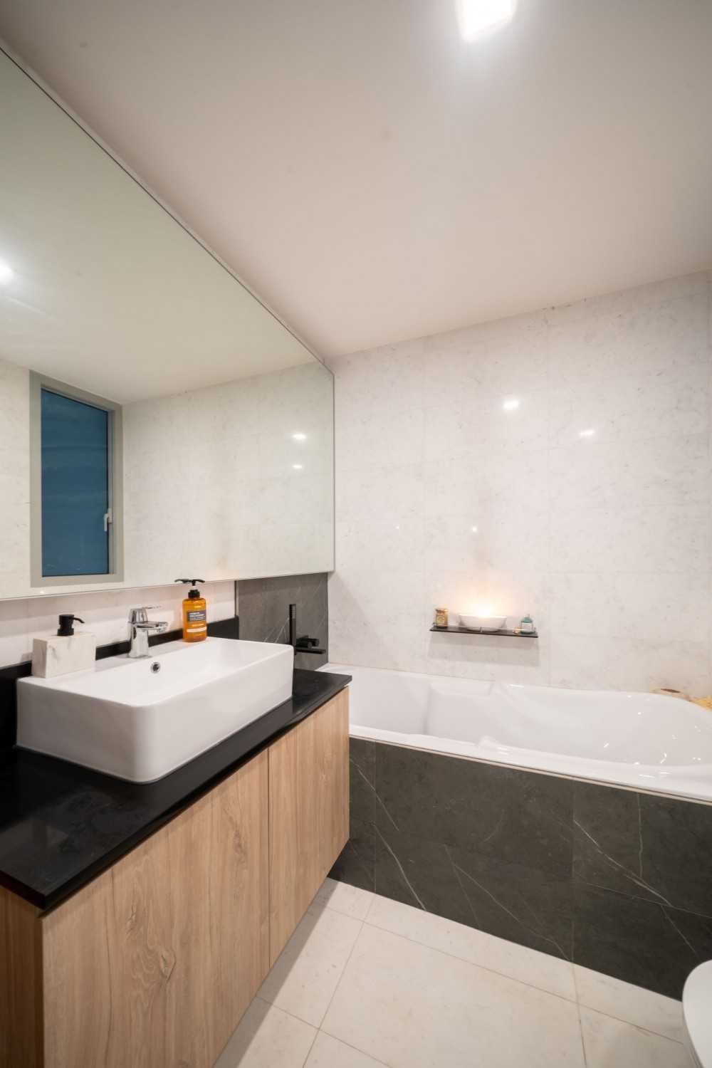 Modern Bathroom with Mirror and Bathtub
