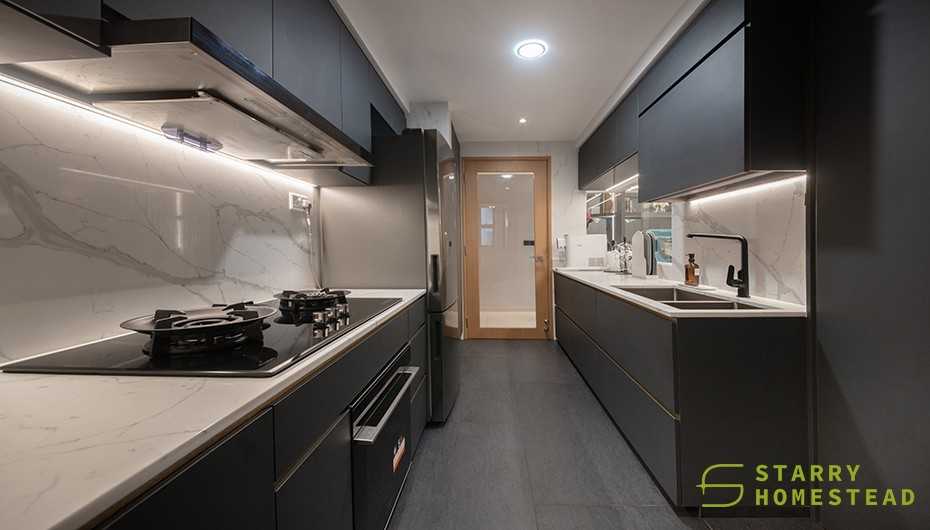 Modern Kitchen with Kitchen Backsplash and Kitchen Cabinets