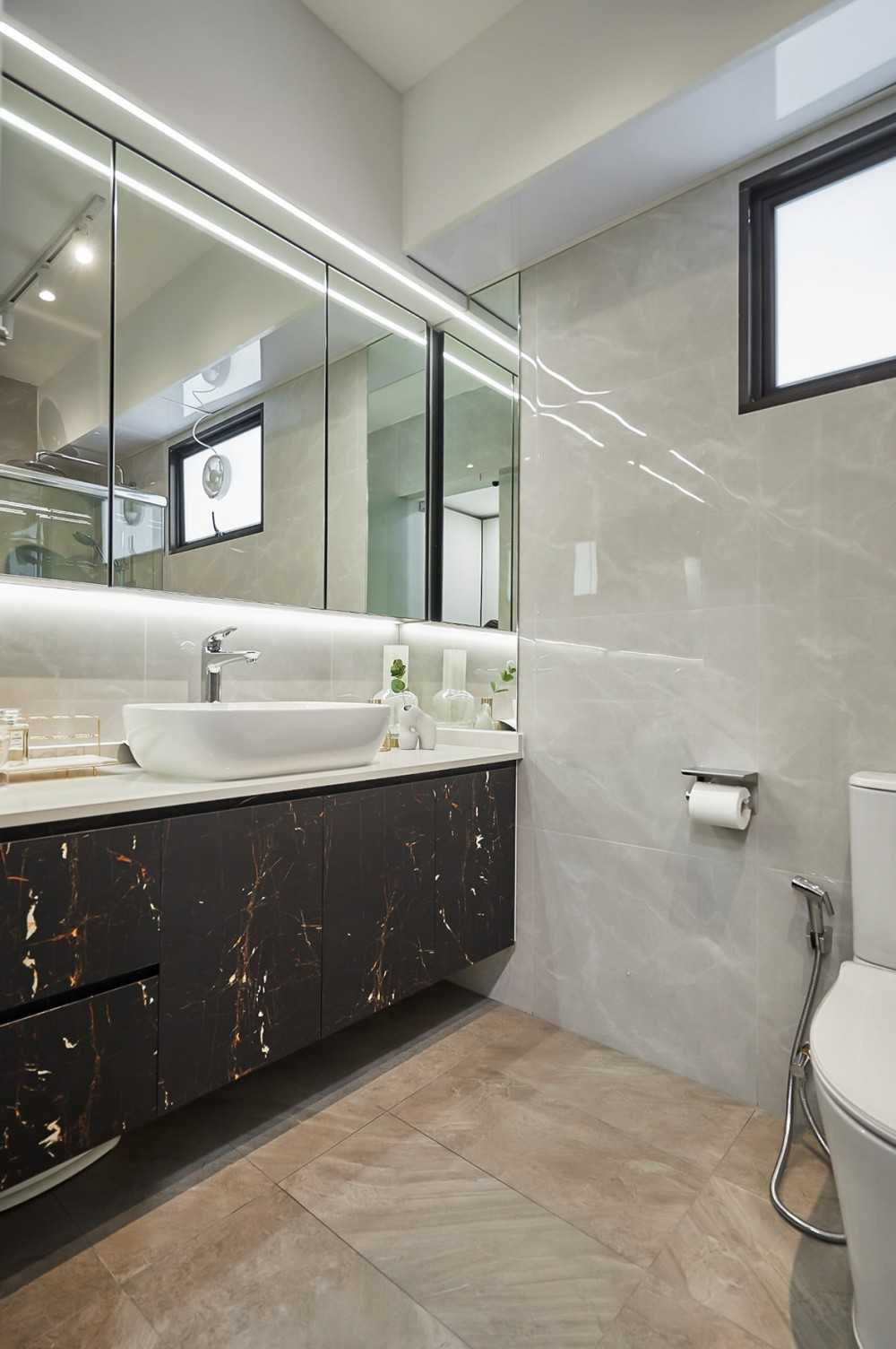Modern Bathroom with Mirror and Bathroom Storage