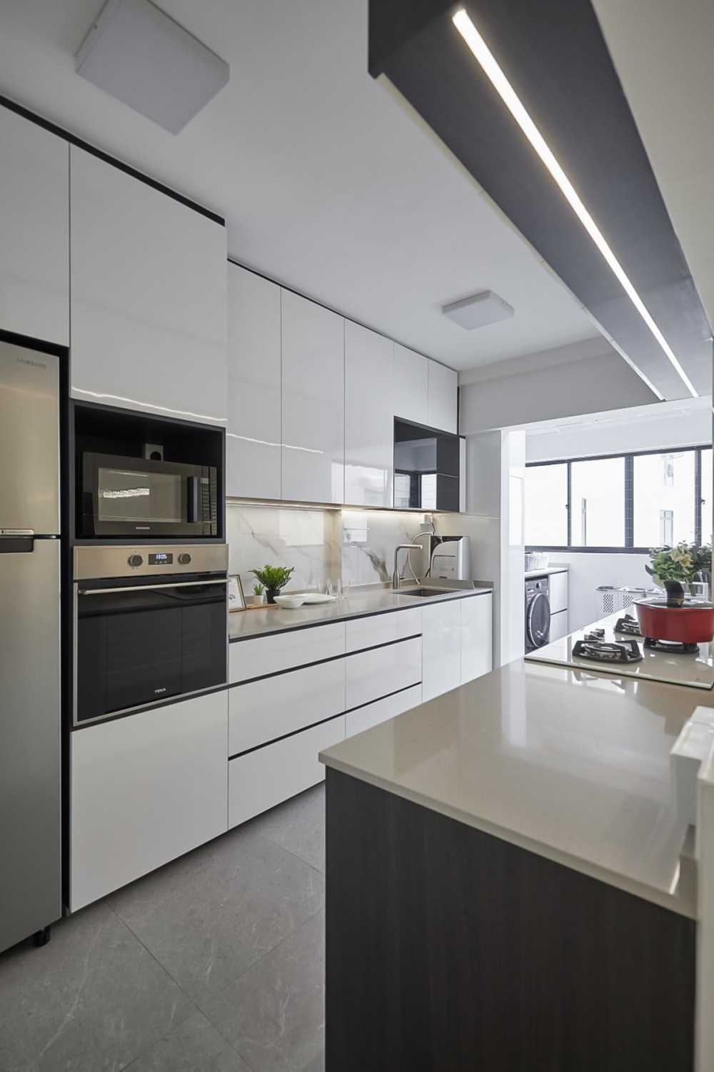 Modern Kitchen with Kitchen Window and Kitchen Backsplash