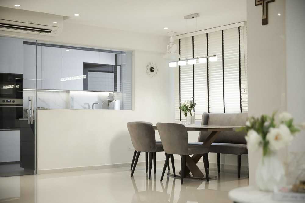 Modern Courtyard with Glass Door and Window Grille