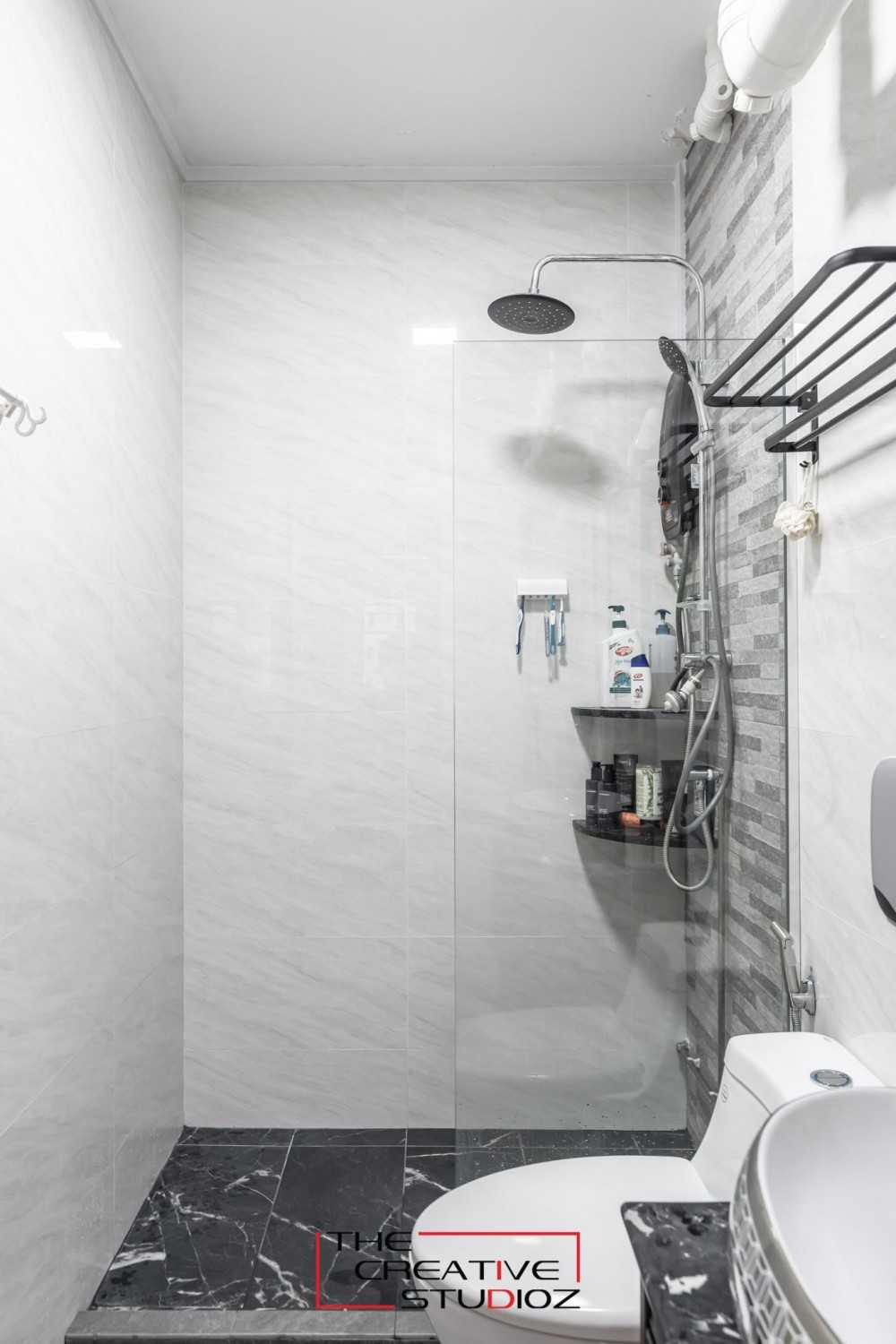 Modern Bathroom with Homogeneous Tiles and Shower Screen