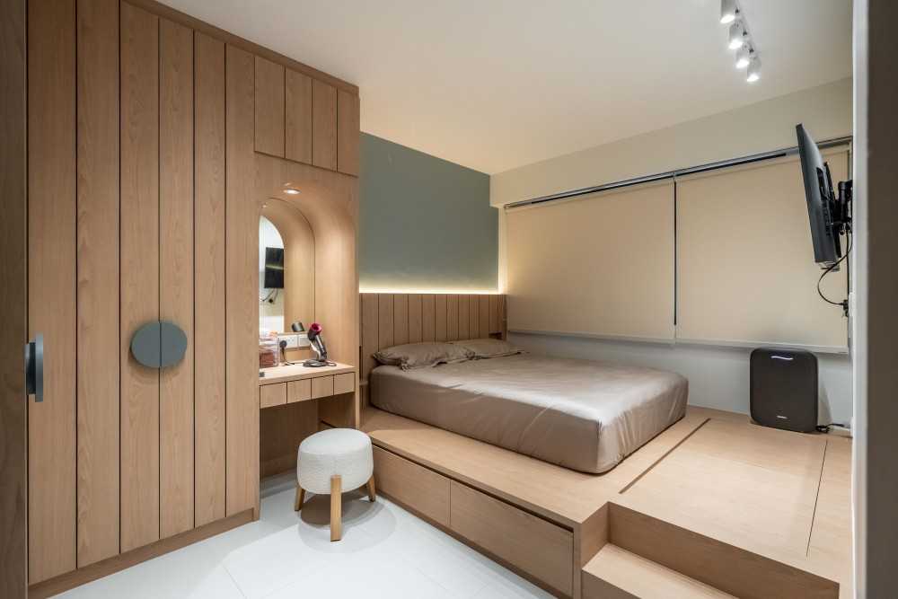 Scandinavian Walk-in Wardrobe with Mirror and Wardrobe