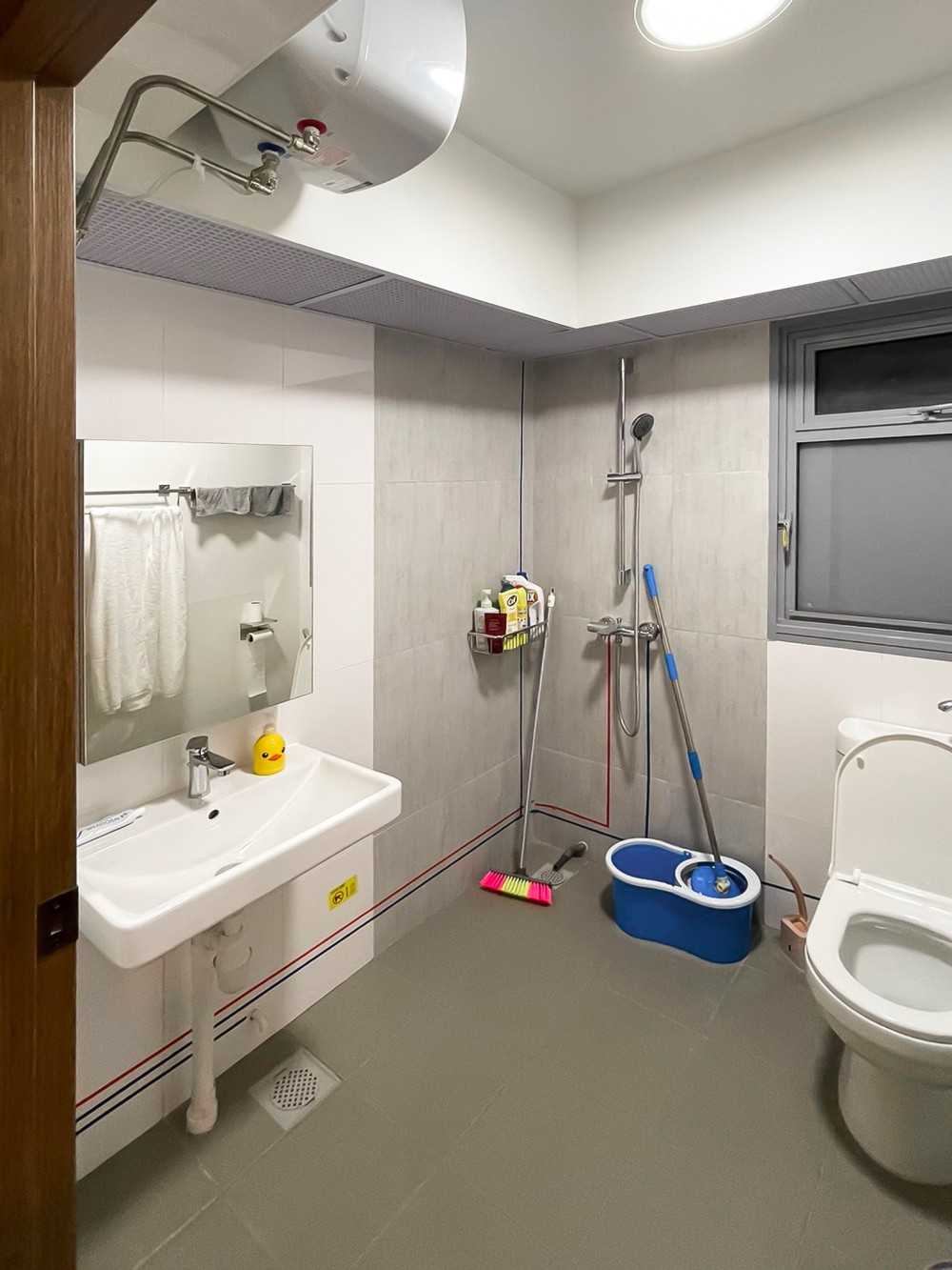 Scandinavian Bathroom with Mirror and Window Grille