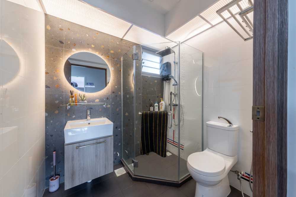 Modern Bathroom with Mirror and Rainshower