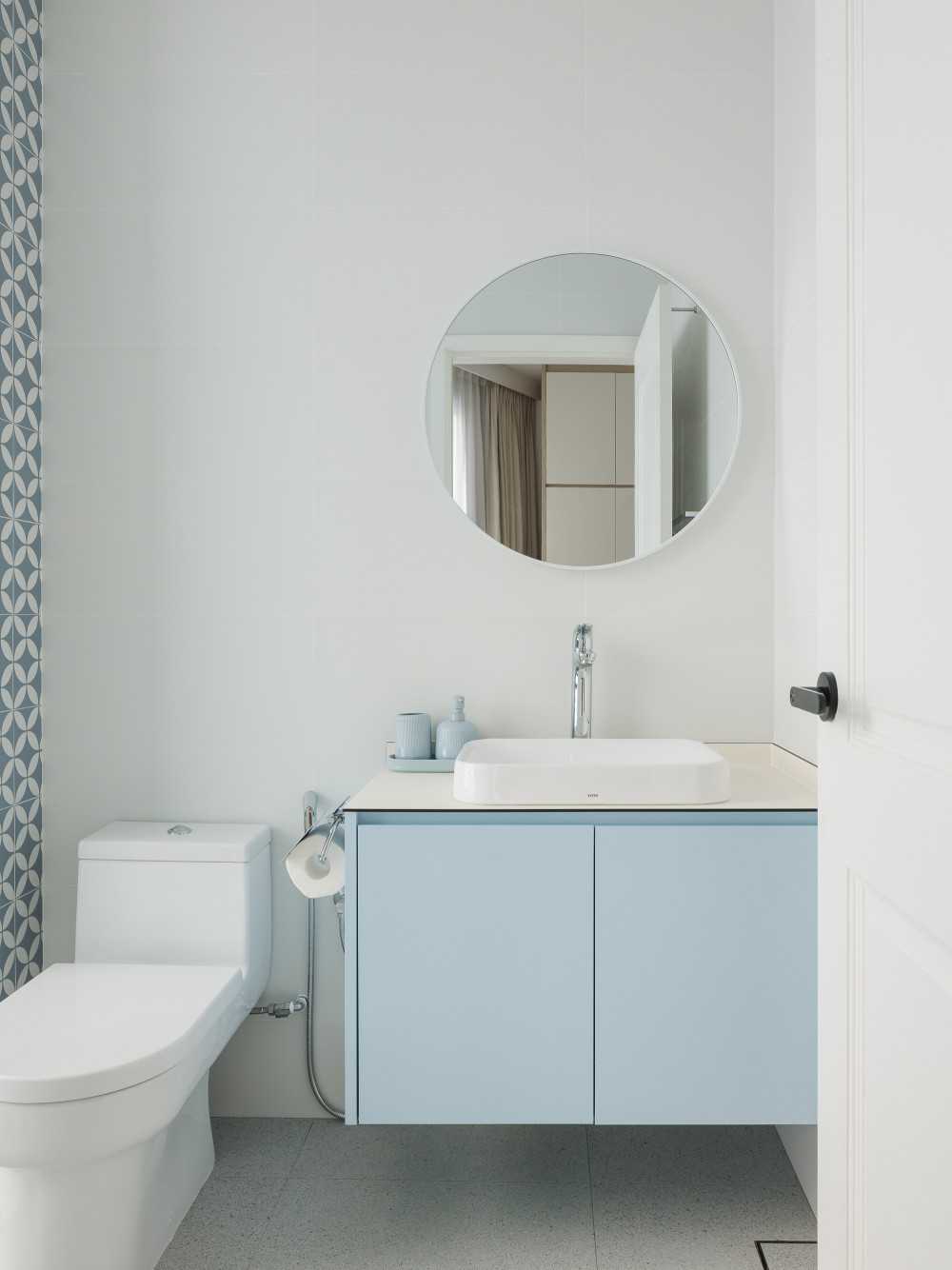 Minimalist Bathroom with Mirror and Bathroom Storage