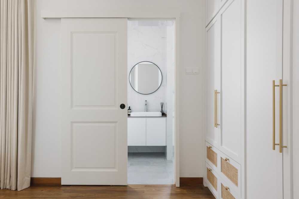 Minimalist Bathroom with Mirror and Wardrobe