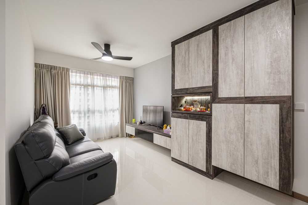 Industrial Living Room with Bookshelf and Homogeneous Tiles