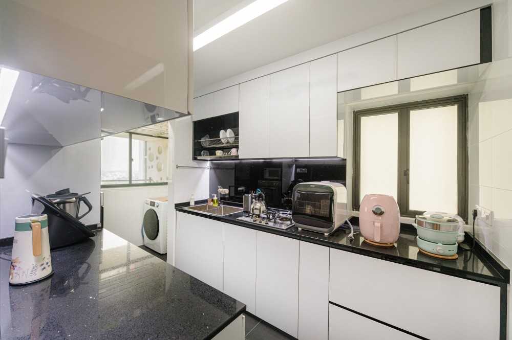 Minimalist Kitchen with Countertop and Homogeneous Tiles