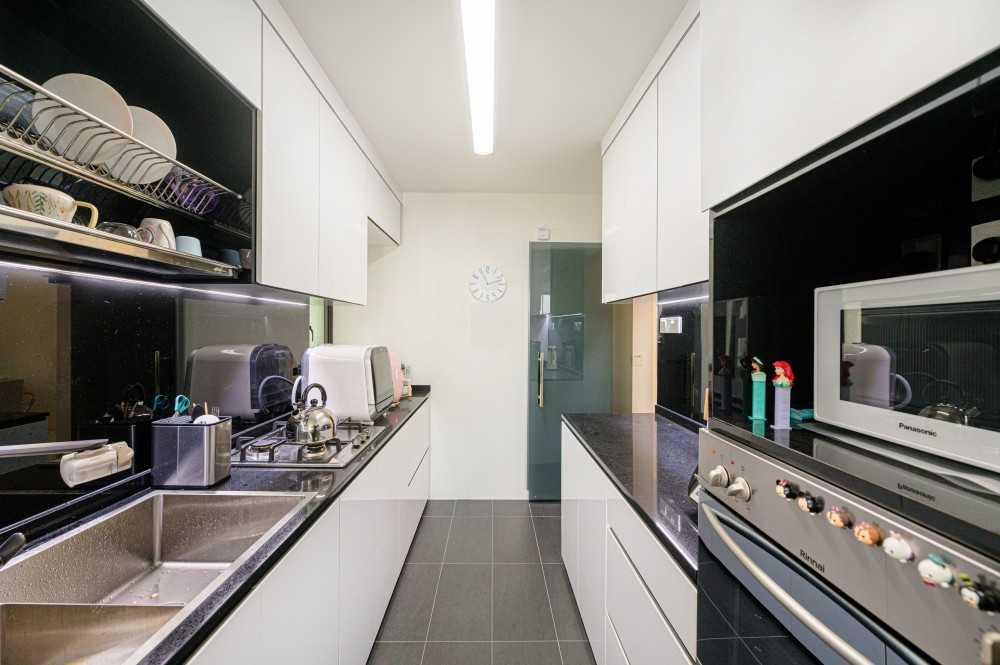 Minimalist Kitchen with Countertop and Homogeneous Tiles