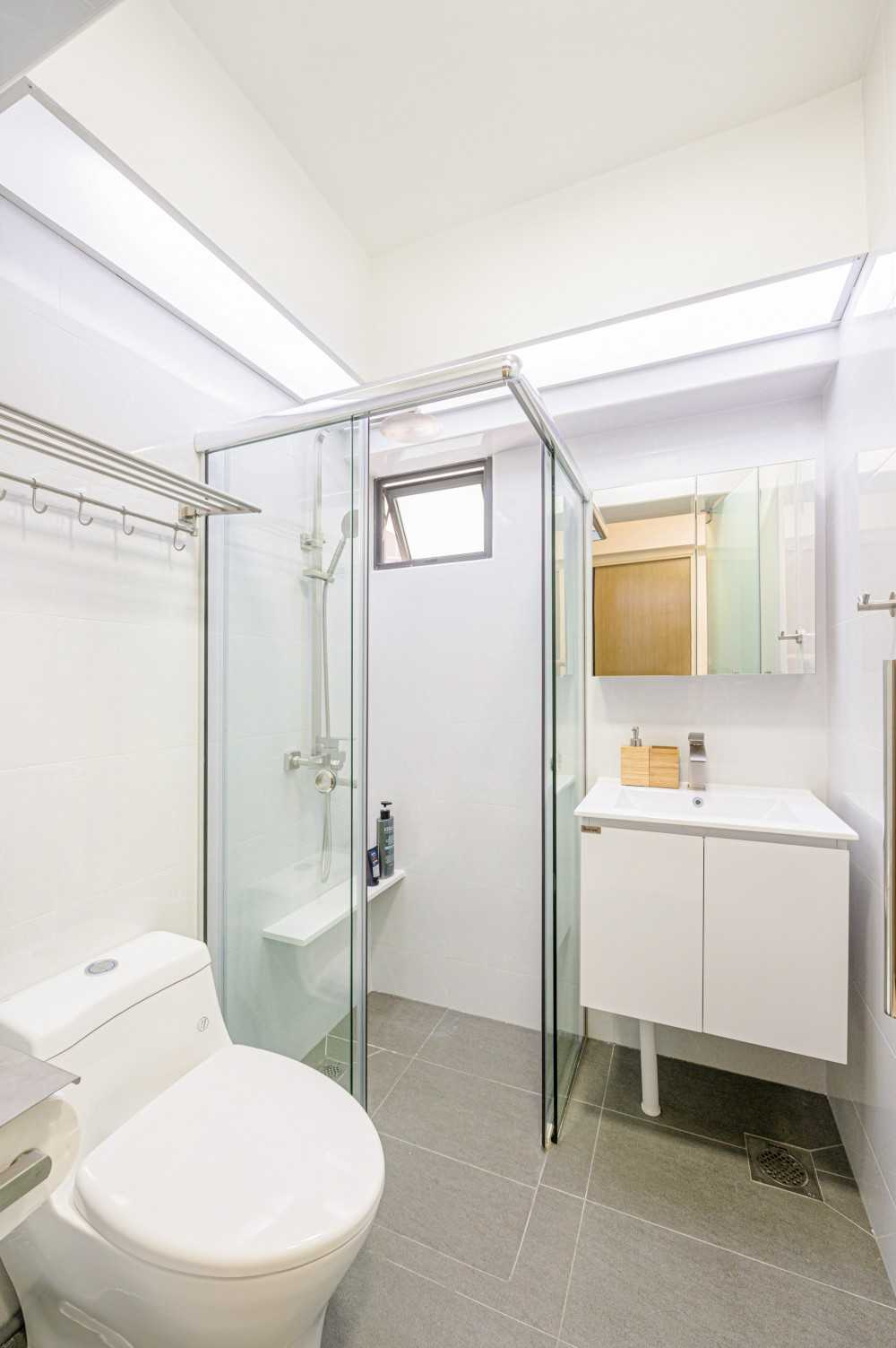 Minimalist Bathroom with Countertop and Homogeneous Tiles