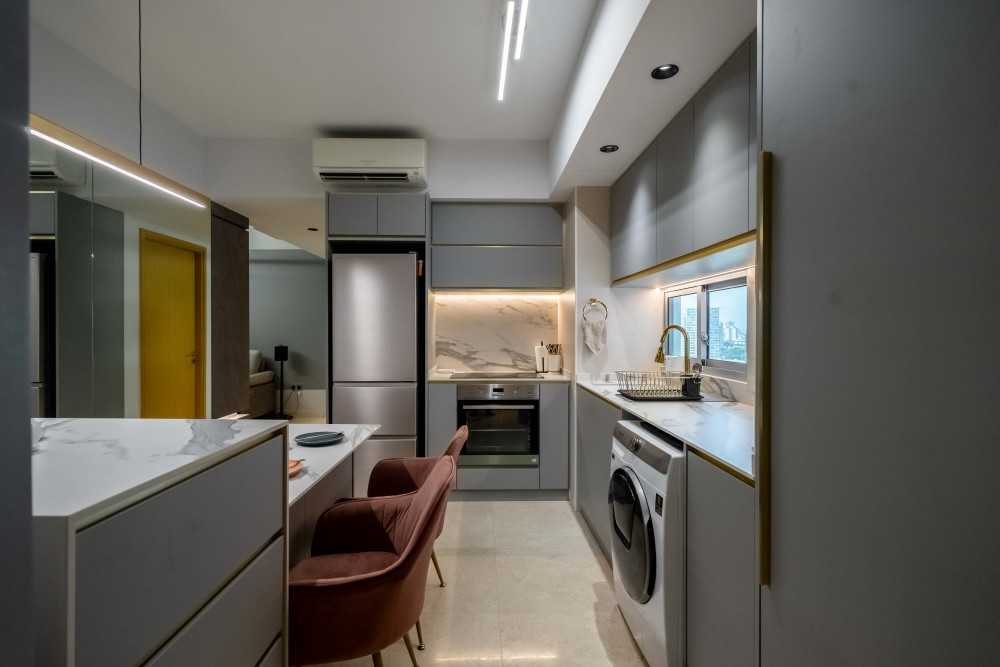 Contemporary Kitchen with Vinyl Flooring and Homogeneous Tiles