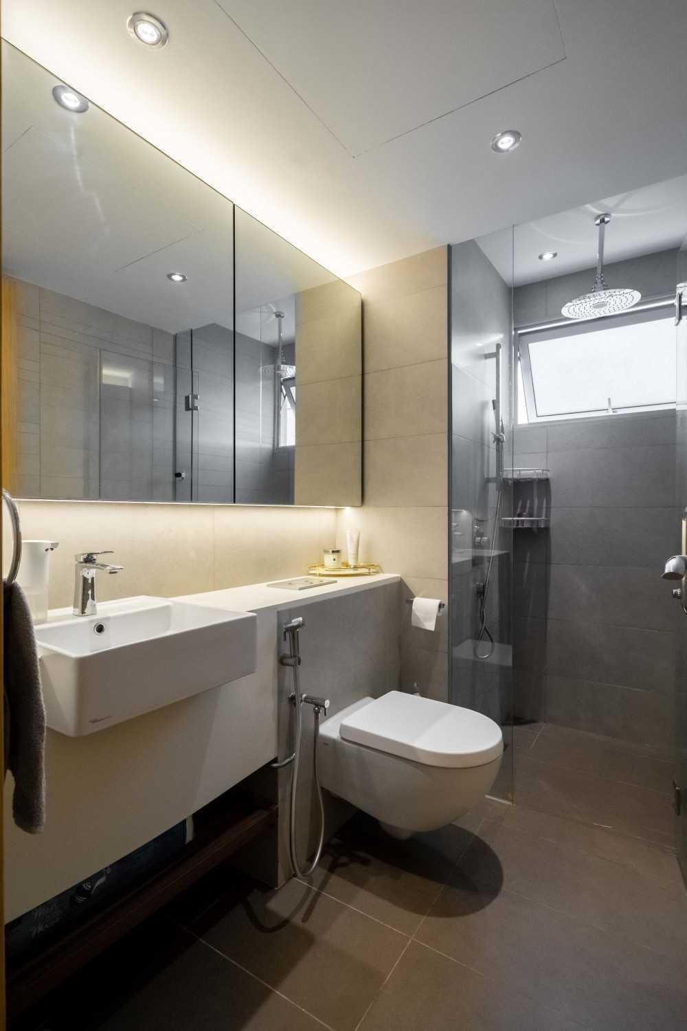 Contemporary Bathroom with Vinyl Flooring and Mirror