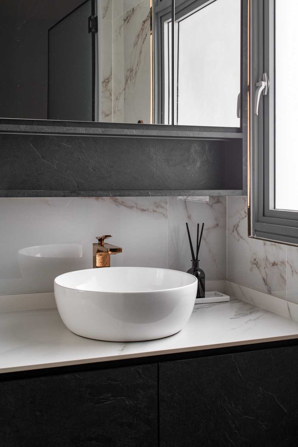 Contemporary Bathroom with Countertop and Homogeneous Tiles