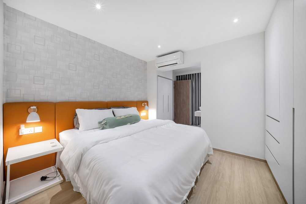 Contemporary Bedroom with Vinyl Flooring and Drop Ceiling