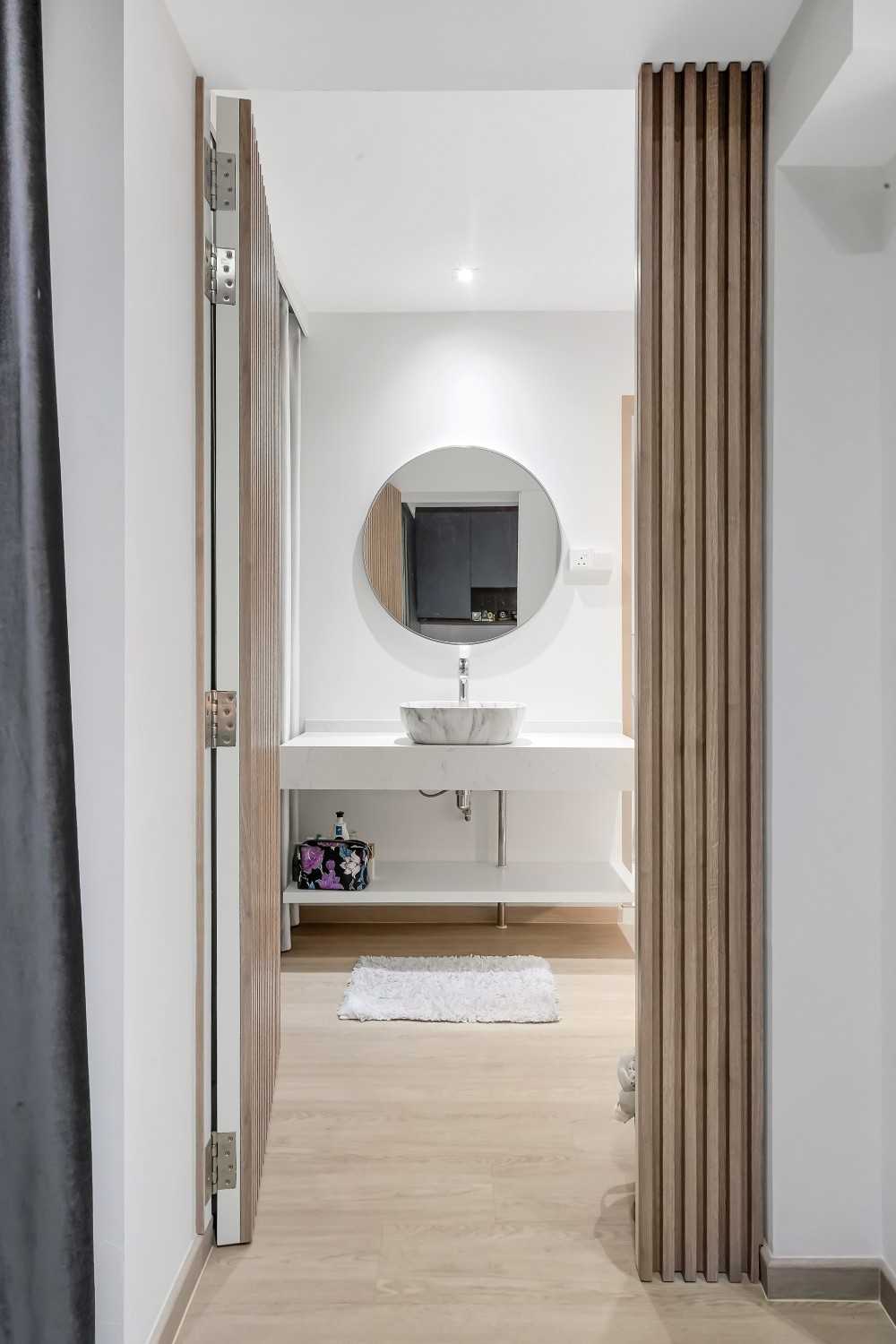 Contemporary Bathroom with Vinyl Flooring and Mirror