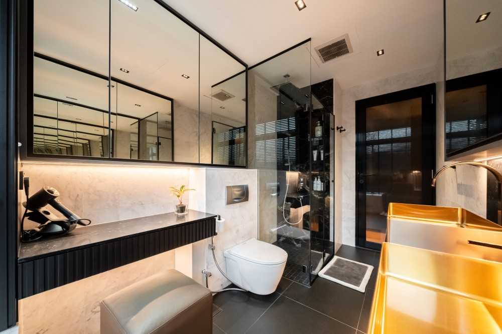 Modern Bathroom with Wood Flooring and Mirror
