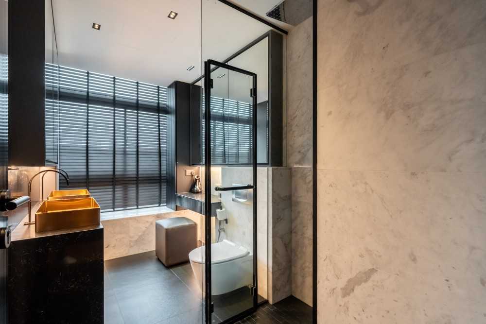 Modern Bathroom with Homogeneous Tiles and Mirror