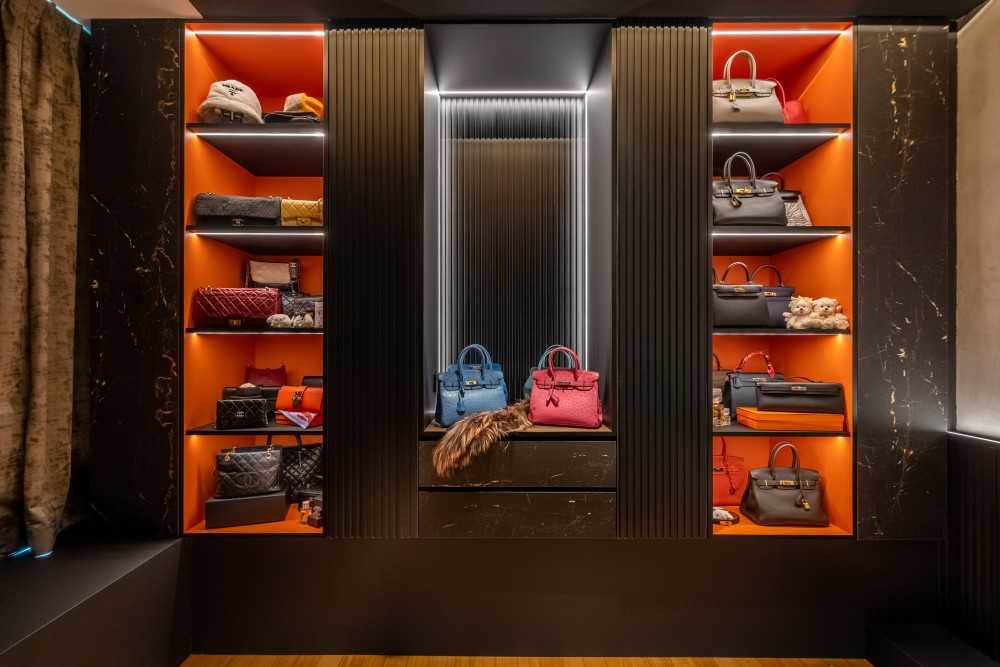 Modern Walk-in Wardrobe with Mirror and Wardrobe