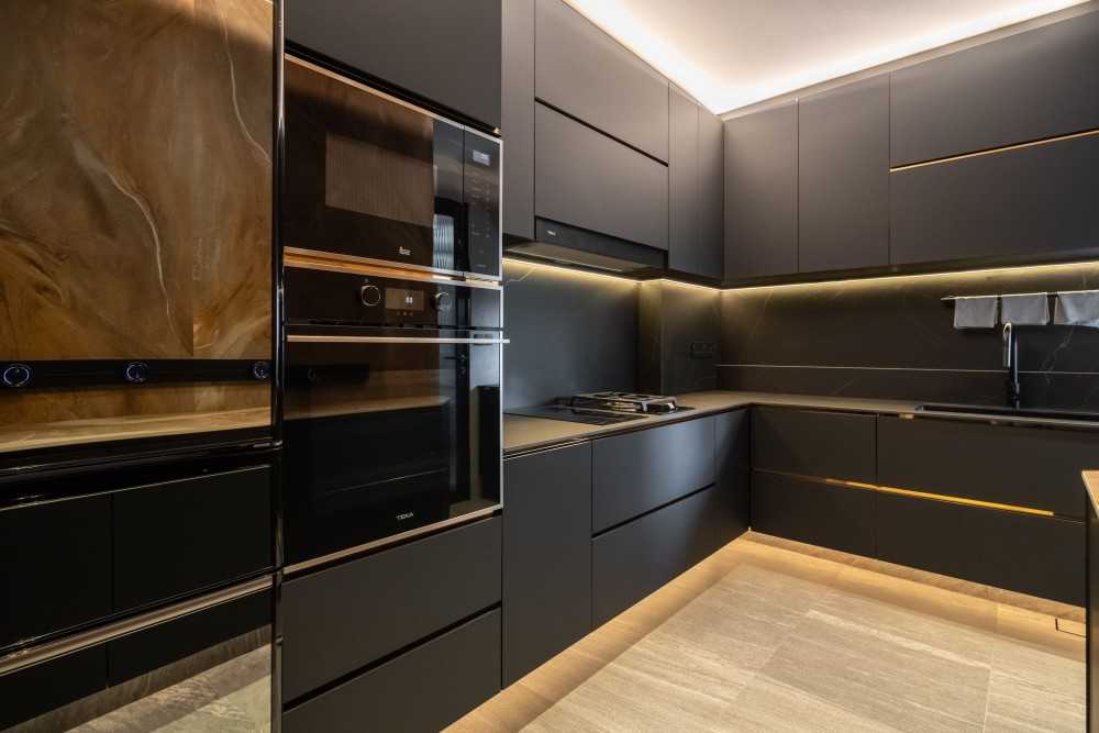 Modern Kitchen with Wood Flooring and Kitchen Window