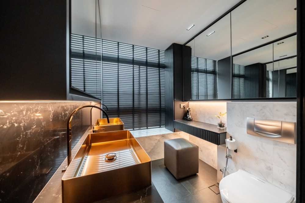 Modern Bathroom with Homogeneous Tiles and Mirror
