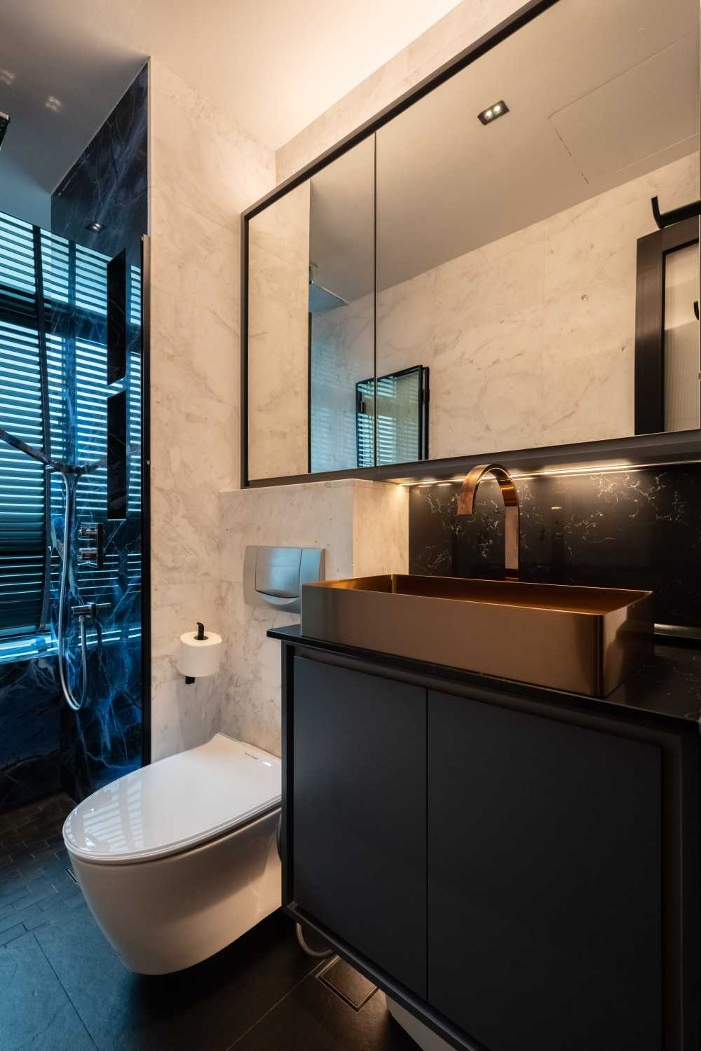 Modern Bathroom with Bathtub and Shower Screen