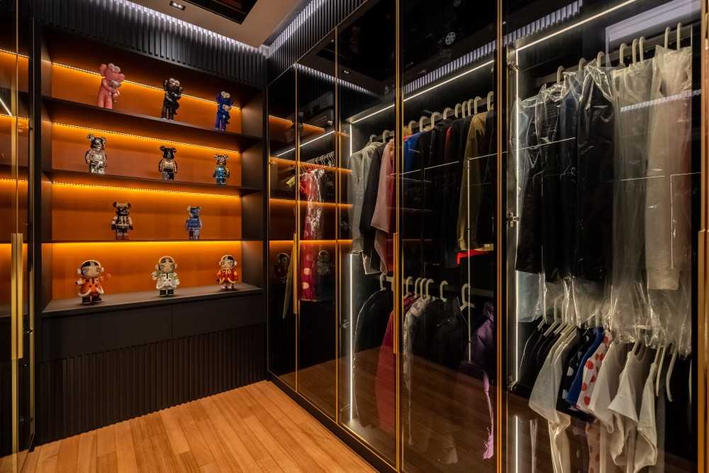 Modern Walk-in Wardrobe with Mirror and Wardrobe