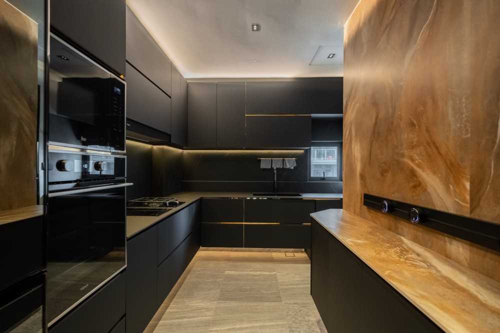 Modern Kitchen with Vinyl Flooring and Kitchen Island
