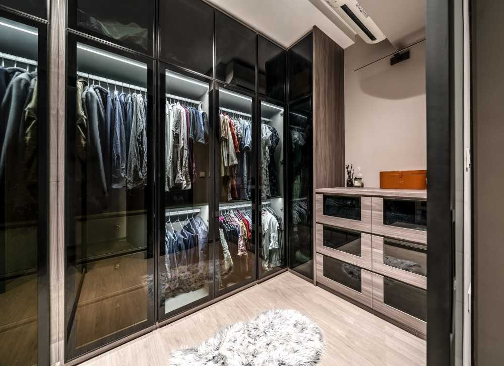 Modern Walk-in Wardrobe with Wardrobe and Sliding Wardrobe