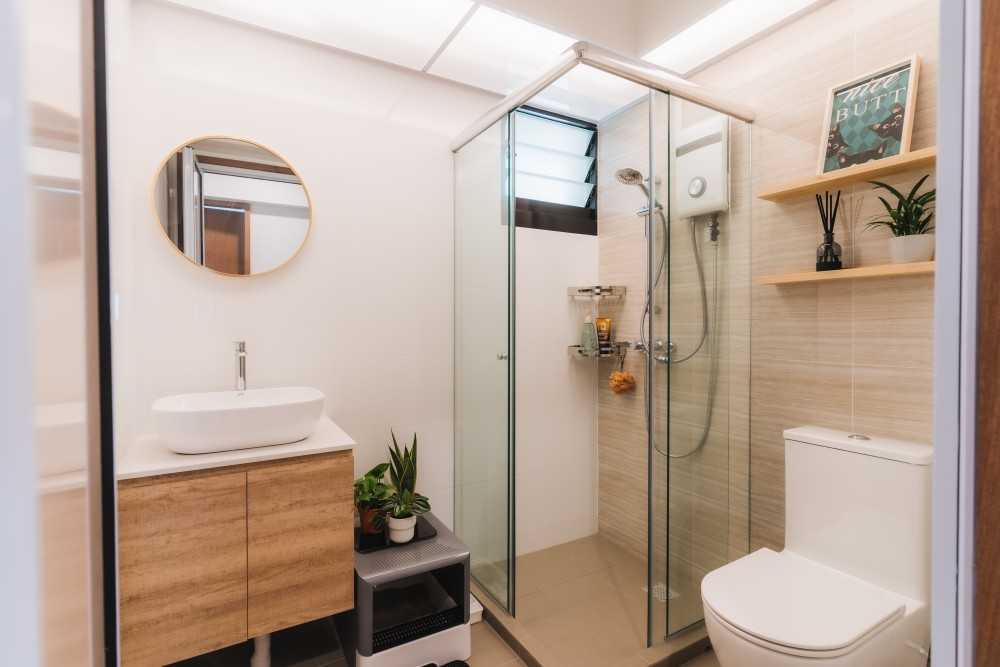 Scandinavian Bathroom with Mirror and Bathroom Storage