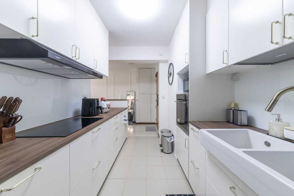 Minimalist Kitchen with Countertop and Kitchen Backsplash