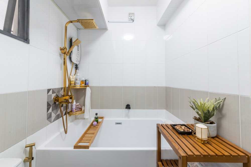 Minimalist Bathroom with Bathtub and Rainshower