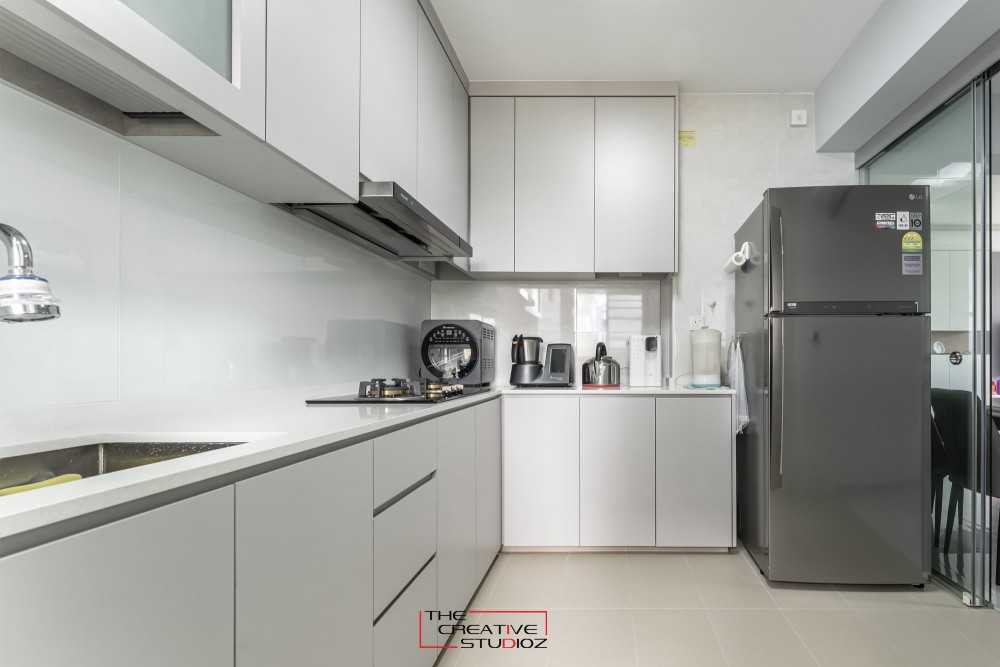 Minimalist Kitchen with Homogeneous Tiles and Kitchen Backsplash