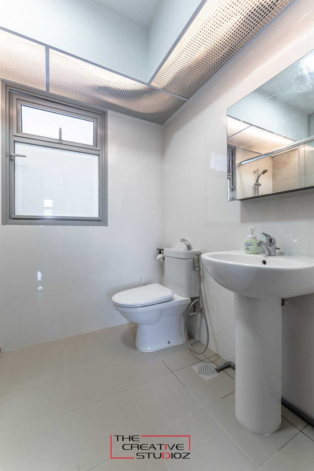 Minimalist Bathroom with Homogeneous Tiles and Mirror