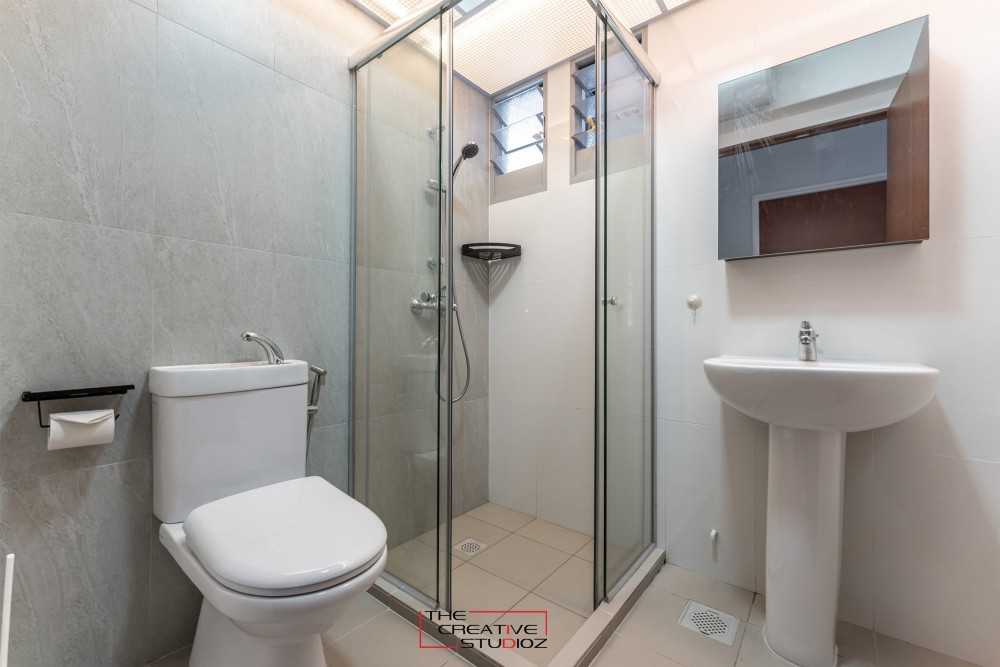 Minimalist Bathroom with Homogeneous Tiles and Mirror